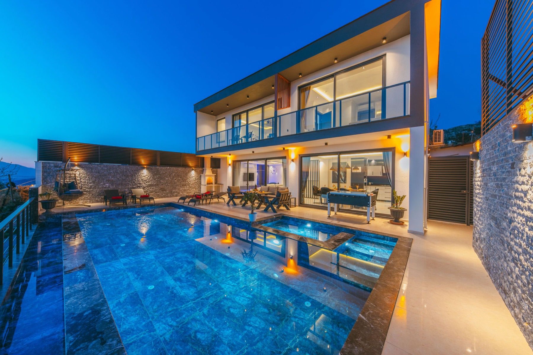Villa contemporaine au crépuscule
